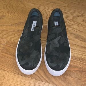 Size 8 Steve Madden Army patterned shoes